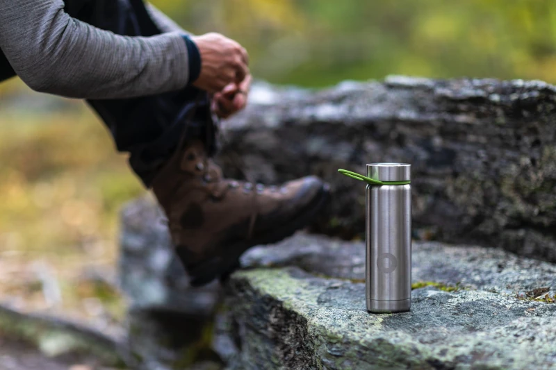 Uso de botella de agua metálica para reducir residuos